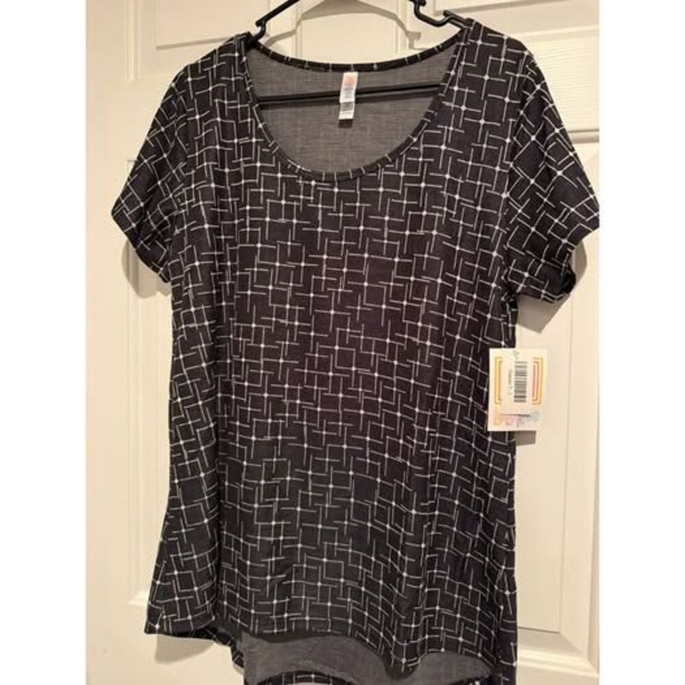 079. Lularoe Classic T in black and white design NWT